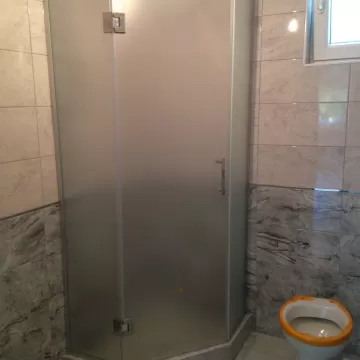 Лукс Параван со врата на отварање 8мм стакло